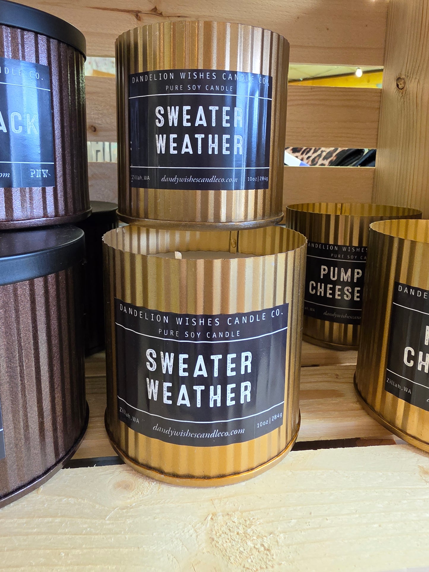 Lumberjack - Spicy and warm with masculine undertones of musk oak and a touch of smoke.