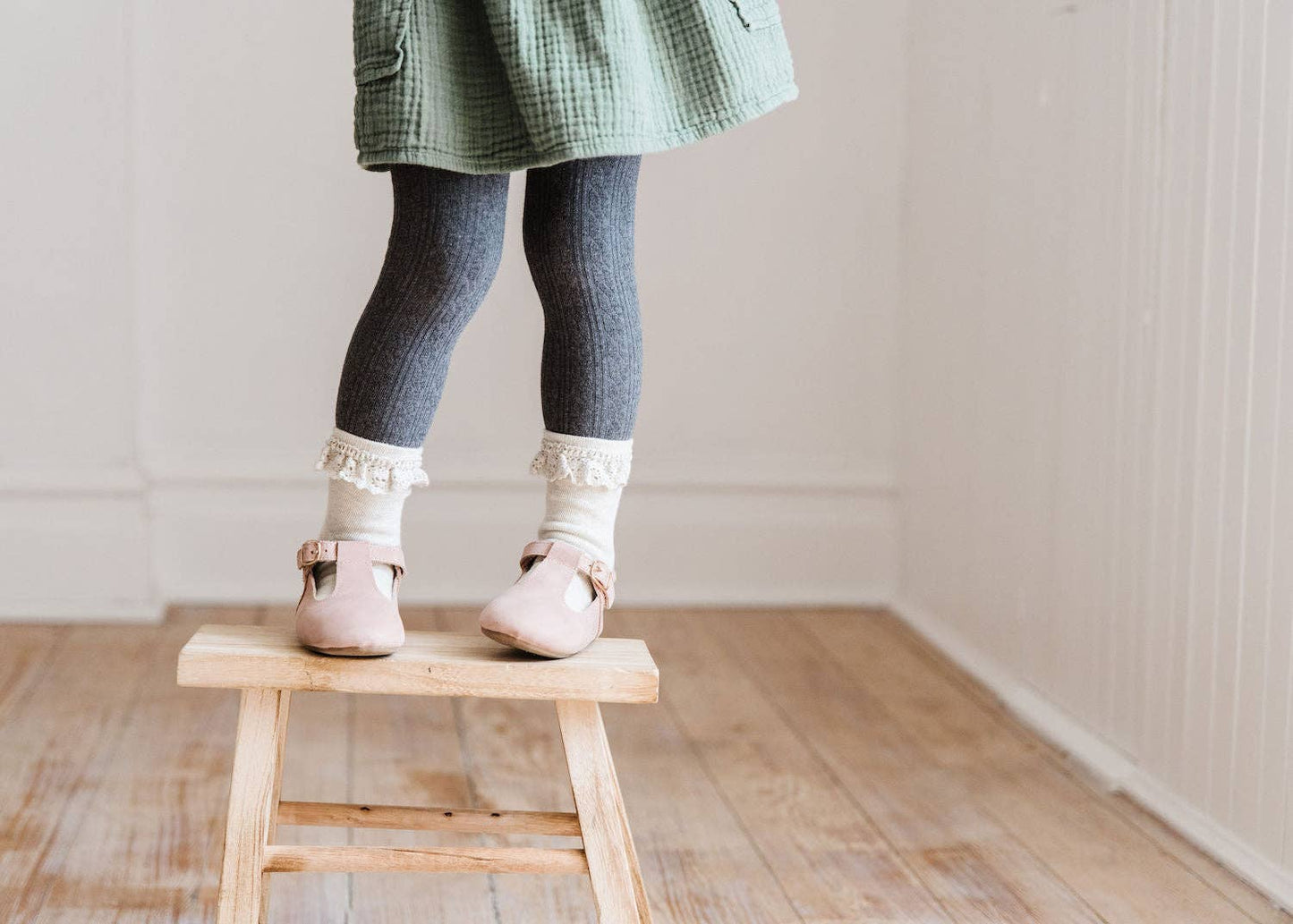 Charcoal Gray Cable Knit Tights: 3-4 YEARS