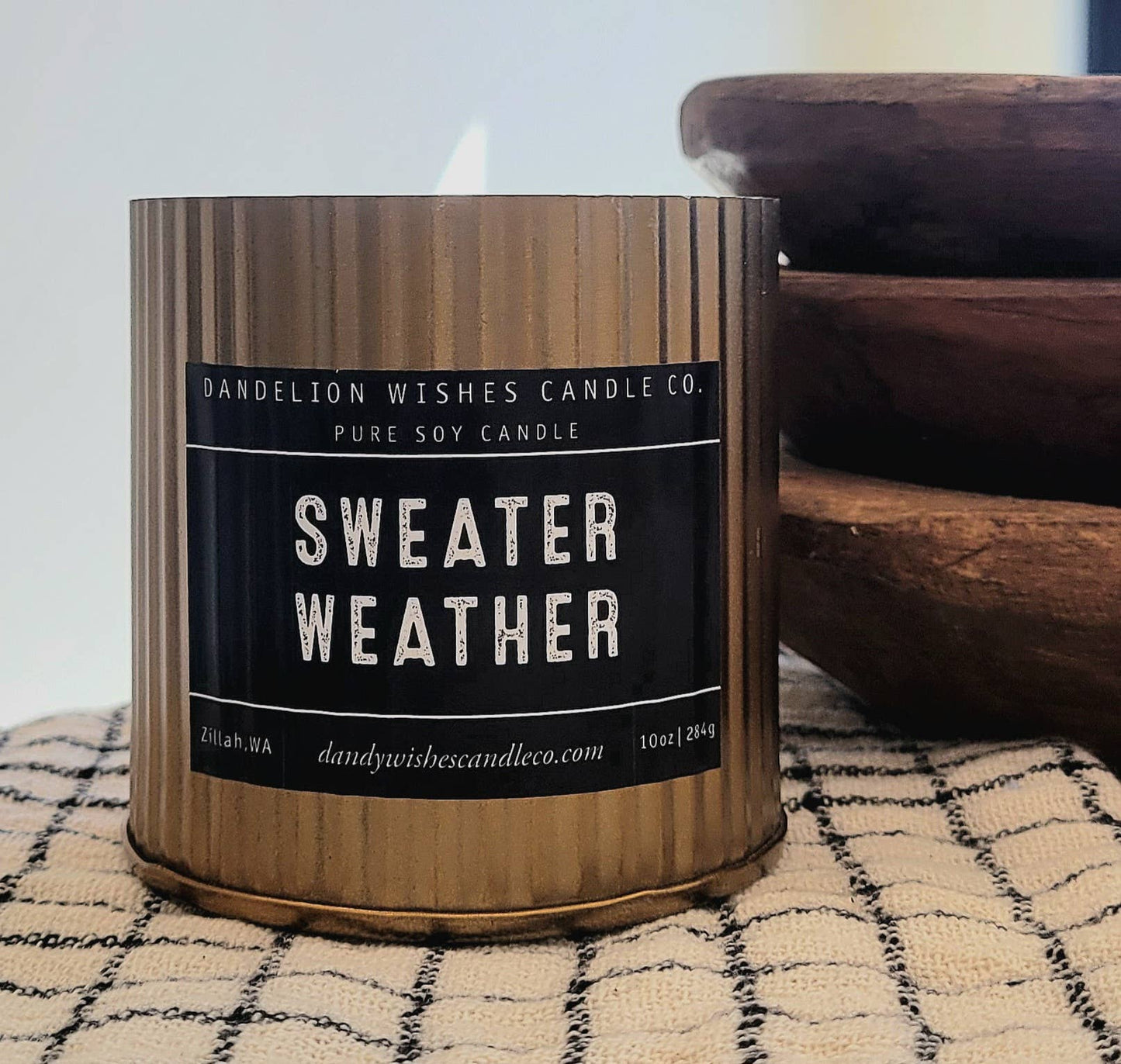 Sweater Weather - A rich buttery scent with cinnamon and cloves with a hint of nutmeg and cream.